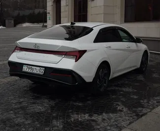 アルマトイにてでのレンタル用Hyundai Elantra 2024のガソリン 1.6Lエンジン。