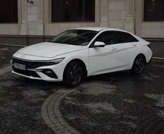 アルマトイにて、カザフスタンにてでのHyundai Elantra #15530 自動カーレンタル、1.6Lエンジン搭載 ➤ ヤロスラフから。