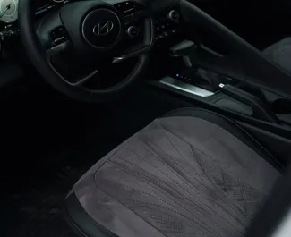 カザフスタンにてでレンタル可能なHyundai Elantraの内装。5人乗りで、自動トランスミッション付きの素晴らしい車です。