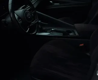 Interiér Hyundai Elantra k pronájmu v Kazachstánu. Skvělé auto s 5 sedadly a převodovkou Automatické.