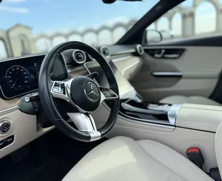 Interior do Mercedes-Benz C-Class para aluguer na Geórgia. Um excelente carro de 5 lugares com transmissão Automático.