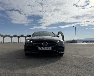 Vista frontal de um aluguel Mercedes-Benz C-Class em Tbilisi, Geórgia ✓ Carro #15558. ✓ Transmissão Automático TM ✓ 0 avaliações.