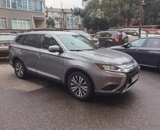 在 在格鲁吉亚 租赁 Mitsubishi Outlander 2019 汽车，特点包括 ✓ 使用 Petrol 燃料和 166 马力 ➤ 起价 92 GEL 每天。