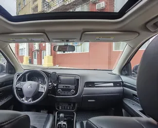 Mitsubishi Outlander 2019 的 Petrol 2.4L 发动机，在 在巴统 出租。