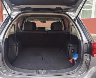 Mitsubishi Outlander 内饰，在格鲁吉亚 出租。一辆优秀的 7 座位车，配备 Automatic 变速箱。