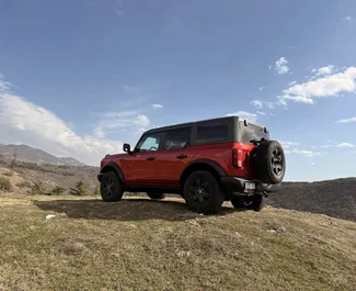 Notranjost Ford Bronco za najem v v Gruziji. Odličen avtomobil s 5 sedeži in Samodejno menjalnikom.