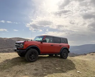 Sprednji pogled najetega avtomobila Ford Bronco v v Tbilisiju, Georgia ✓ Avtomobil #15428. ✓ Menjalnik Samodejno TM ✓ Mnenja 0.