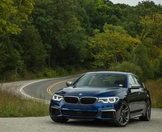 Predný pohľad na prenajaté auto BMW 5-Series v v Tbilisi, Georgia ✓ Auto č. 15475. ✓ Prevodovka Automatické TM ✓ Hodnotenia 0.