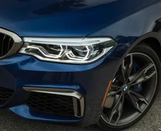Interiér BMW 5-Series na prenájom v v Gruzínsku. Skvelé auto so sedadlami pre 5 osôb s prevodovkou Automatické.