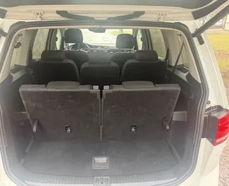 Volkswagen Touran 2019 auton vuokraus Montenegrossa, sisältää ✓ Diesel polttoaineen ja 150 hevosvoimaa ➤ Alkaen 50 EUR päivässä.