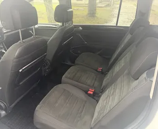 Vuokra-auton etunäkymä Volkswagen Touran Budvassa, Montenegro ✓ Auto #15440. ✓ Vaihteisto Automaattinen TM ✓ Arvostelut 0.