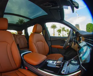 محرك البنزين بسعة 2,0 لتر لسيارة Audi Q7 2024 للإيجار في في دبي.