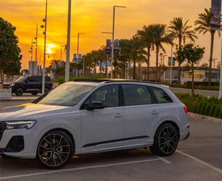 واجهة أمامية لسيارة إيجار Audi Q7 في في دبي, الإمارات العربية المتحدة ✓ رقم السيارة 15406. ✓ ناقل حركة أوتوماتيكي ✓ تقييمات 0.