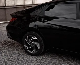 アルマトイにてでのレンタル用Hyundai Elantra 2024のガソリン 1.6Lエンジン。