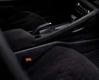 カザフスタンにてでレンタル可能なHyundai Elantraの内装。5人乗りで、自動トランスミッション付きの素晴らしい車です。