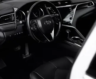 Toyota Camry 2018 on rentimiseks saadaval Almatõs, piiranguga 250 km/päev kilomeetrit.
