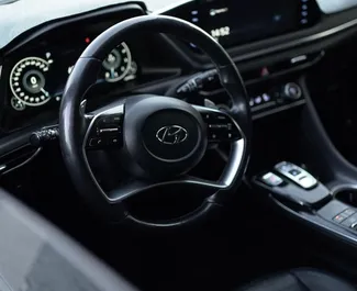 داخلية Hyundai Sonata للإيجار في في كازاخستان. سيارة رائعة بـ 5 مقاعد وناقل حركة أوتوماتيكي.