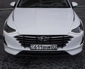 Hyundai Sonata 2021 متاحة للإيجار في في ألماتي، مع حد أقصى للمسافة 250 كم/يوم.