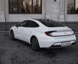 محرك البنزين بسعة 2,5 لتر لسيارة Hyundai Sonata 2021 للإيجار في في ألماتي.