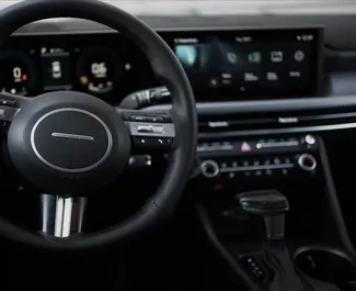 Hyundai Sonata interjöör rentimiseks Kasahstanis. Suurepärane 5-kohaline auto Automaatne käigukastiga.