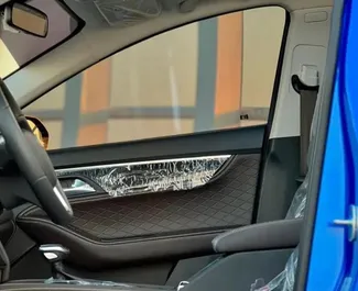 Najem JAC J7. Avto tipa Udobje za najem v v ZAE ✓ Depozit 1000 AED ✓ Možnosti zavarovanja: TPL.