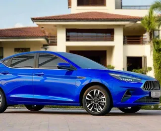 Najem avtomobila JAC J7 2025 v v ZAE, z značilnostmi ✓ gorivo Bencin in  konjskih moči ➤ Od 90 AED na dan.