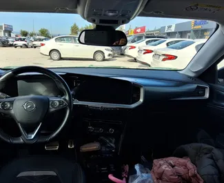 Орендуйте Opel Mokka 2023 в Туреччині. Паливо: Бензин. Потужність: 115 к.с. ➤ Вартість від 48 USD за добу.