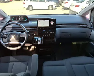Hyundai Staria interjers nomai Turcijā. Lieliska 9 sēdvietu mašīna ar Automātiskais pārnesumu kārbu.