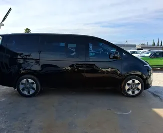 Hyundai Staria 2025 automašīnas noma Turcijā, iezīmes ✓ Benzīns degviela un 165 zirgspēki ➤ Sākot no 99 USD dienā.