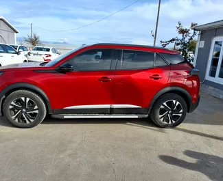 アンタルヤ空港にて、トルコにてにてでのPeugeot 2008 #6554 自動カーレンタル、1.5Lエンジン搭載 ➤ ラマザンから。