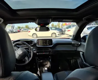 Peugeot 2008のレンタル。トルコにてにてでの快適さ, クロスオーバーカーレンタル ✓ 預金500 USD ✓ TPL, CDW, SCDW, FDW, 盗難の保険オプション付き。