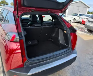 アンタルヤ空港にてでのレンタル用Peugeot 2008 2023のディーゼル 1.5Lエンジン。