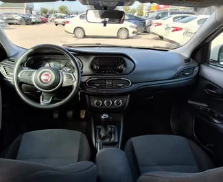 Fiat Egeaのレンタル。トルコにてにてでの経済, 快適さカーレンタル ✓ 預金300 USD ✓ TPL, CDW, FDW, 盗難の保険オプション付き。