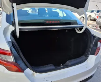 アンタルヤ空港にてでのレンタル用Fiat Egea 2023のガソリン 1.4Lエンジン。