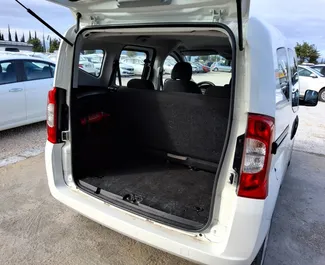アンタルヤ空港にてでのレンタル用Fiat Fiorino 2023のガソリン 1.4Lエンジン。