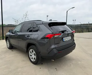 在 在格鲁吉亚 租赁 Toyota Rav4 2024 汽车，特点包括 ✓ 使用 Petrol 燃料和 203 马力 ➤ 起价 103 GEL 每天。