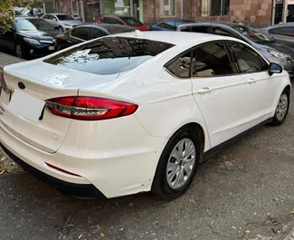 Přední pohled na pronájem Ford Fusion Sedan v Jerevanu, Arménie ✓ Auto č. 13142. ✓ Převodovka Automatické TM ✓ Recenze 0.