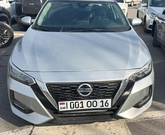 Predný pohľad na prenajaté auto Nissan Sentra v v Jerevane, Arménsko ✓ Auto č. 15476. ✓ Prevodovka Automatické TM ✓ Hodnotenia 0.