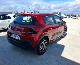 Benzin 1,2L motor af Citroen C3 2022 til udlejning i Antalya Lufthavn.