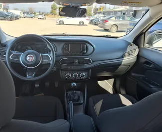 Fiat Egea Cross 2024 s Sprednji pogon sistemom, na voljo v na letališču Antalya.