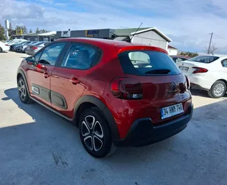 Μπροστινή όψη ενοικιαζόμενου Citroen C3 στο αεροδρόμιο της Αττάλειας, Τουρκία ✓ Αριθμός αυτοκινήτου #10741. ✓ Κιβώτιο ταχυτήτων Χειροκίνητο TM ✓ 4 κριτικές.