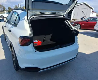 Interiøret til Fiat Egea Cross til leie i Tyrkia. En flott 5-seters bil med Manuell-gir.