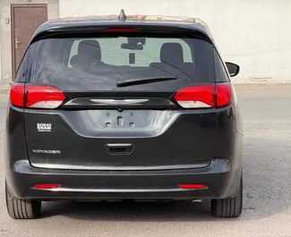 Notranjost Chrysler Voyager za najem v v Armeniji. Odličen avtomobil s 7 sedeži in Samodejno menjalnikom.