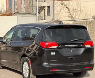 Sprednji pogled najetega avtomobila Chrysler Voyager v v Erevanu, Armenija ✓ Avtomobil #15482. ✓ Menjalnik Samodejno TM ✓ Mnenja 0.