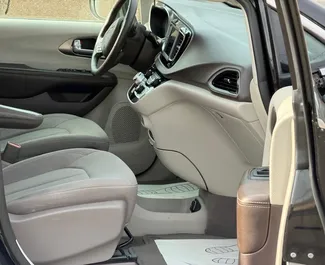 Najem avtomobila Chrysler Voyager 2021 v v Armeniji, z značilnostmi ✓ gorivo Bencin in 287 konjskih moči ➤ Od 105 USD na dan.