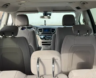 Chrysler Voyager 2021 na voljo za najem v v Erevanu, z omejitvijo prevoženih kilometrov neomejeno.