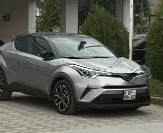 Vista frontal de um aluguel Toyota C-HR em Tbilisi, Geórgia ✓ Carro #15404. ✓ Transmissão Automático TM ✓ 0 avaliações.