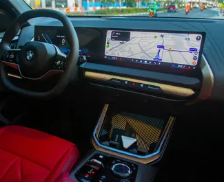 BMW X3 2026, Dubai'de için kiralık, Günlük 250 km kilometre sınırı ile.