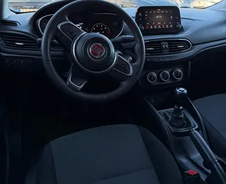Fiat Egea bérlése. Gazdaságos, Kényelmes típusú autó bérlése Törökországban ✓ Letét 600 USD ✓ Biztosítási opciók: TPL, Utasok, Lopás, Fiatal, Nincs befizetés.