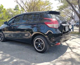 Vue de face d'une location Toyota Yaris à Phuket, Thaïlande ✓ Voiture #15376. ✓ Automatique TM ✓ 0 avis.